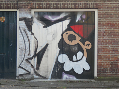 833568 Afbeelding van graffiti met een Utrechtse kabouter (KBTR), op een garagedeur naast het pand Jeremiestraat 8 te ...